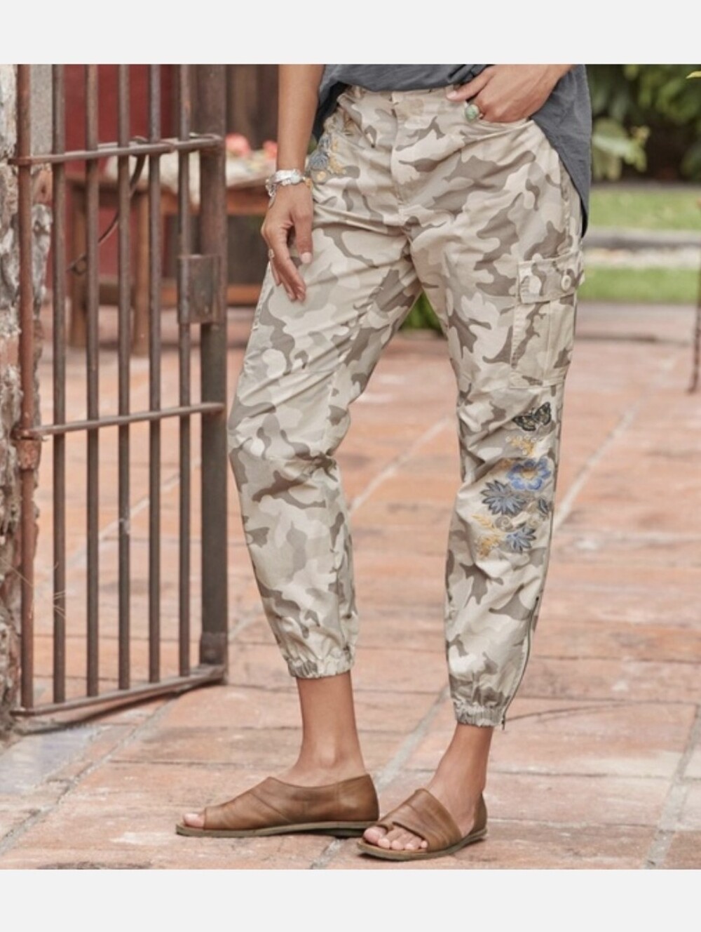 Sundance Vivant Floral Embroidered Camo Ankle Zip Joggers Cargo Size 6 Boho